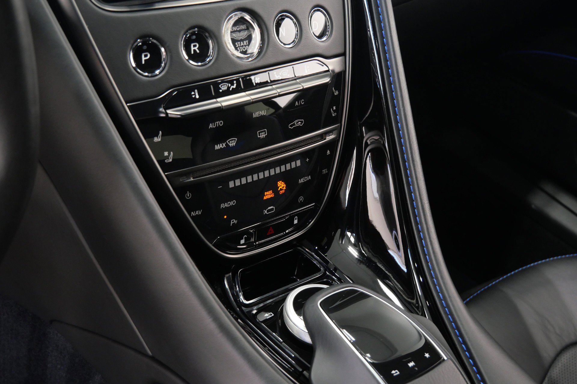 Used 2020 Aston Martin DBS Superleggera RWD image 31