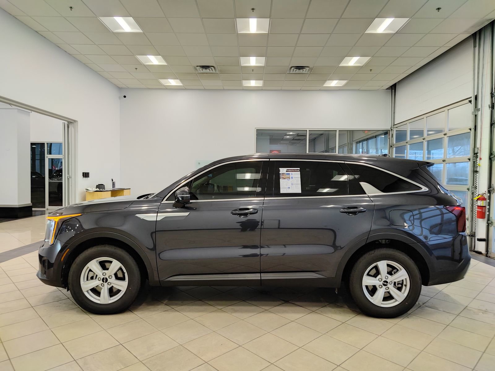 Used 2025 Kia Sorento LX image 6