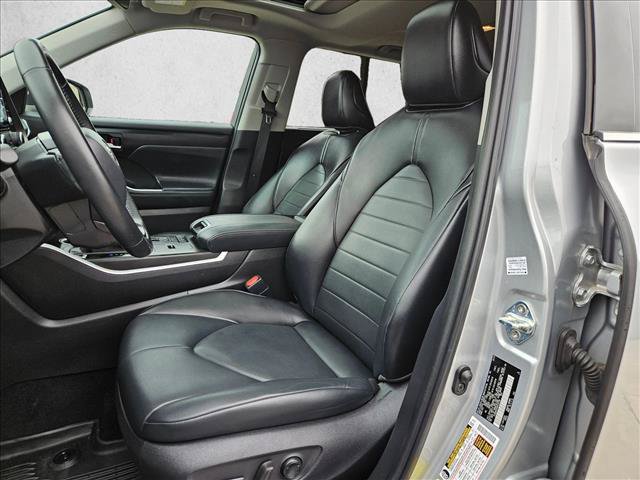 Used 2022 Toyota Highlander XLE AWD/4WD image 15