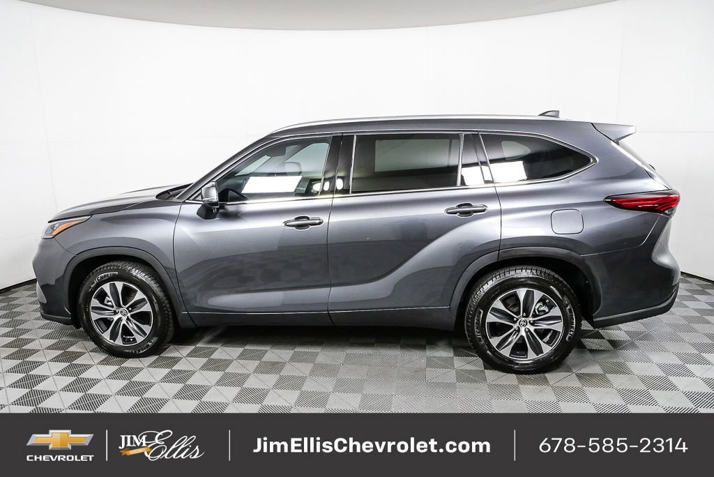 Used 2020 Toyota Highlander XLE image 2