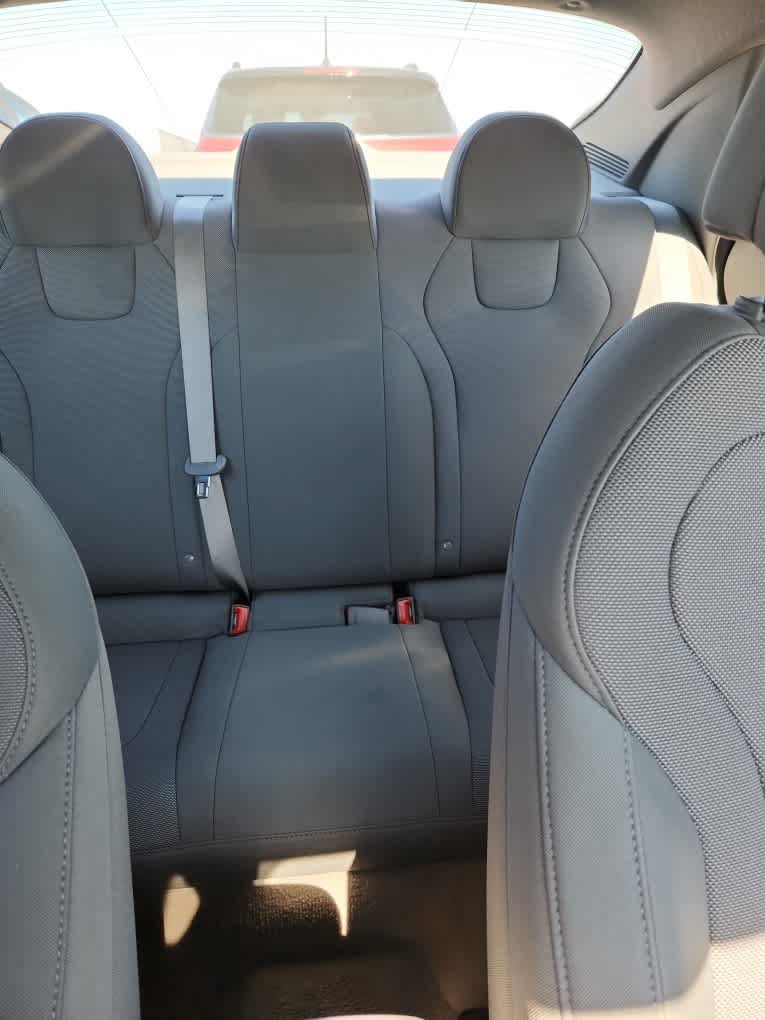 Used 2025 Hyundai Elantra SE FWD image 29