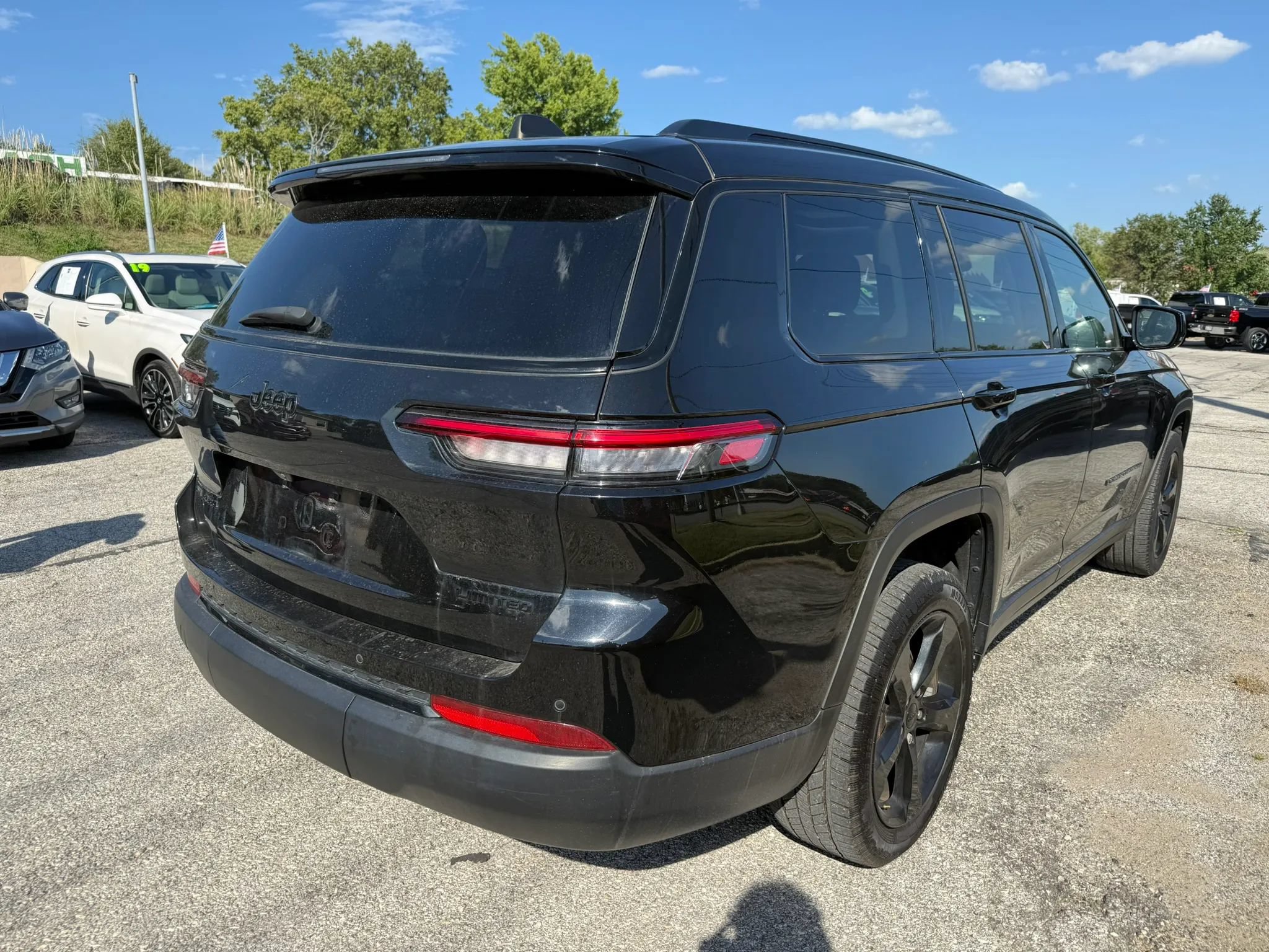 Used 2023 Jeep Grand Cherokee L Limited w/ Black Appearance Package AWD/4WD image 2