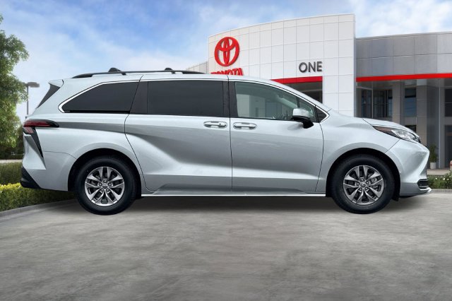 Certified 2022 Toyota Sienna LE FWD image 3