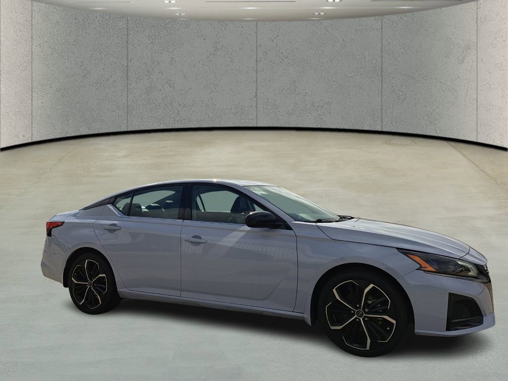 Used 2024 Nissan Altima 2.5 SR w/ SR Premium Package image 3