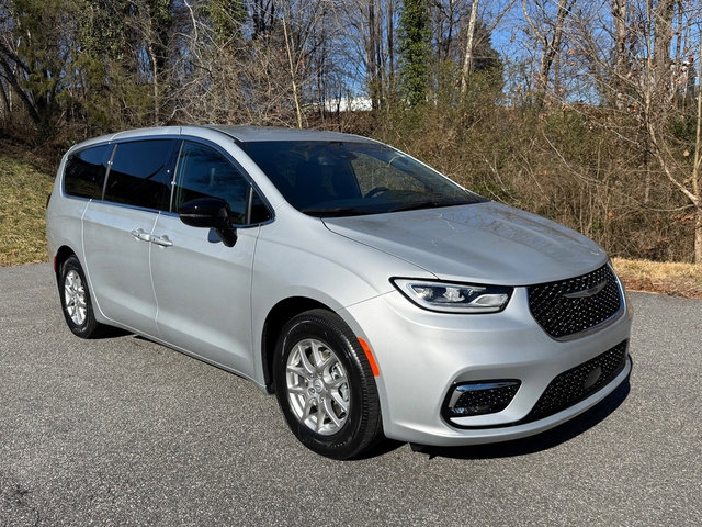 New 2026 Chrysler Pacifica Select image 5