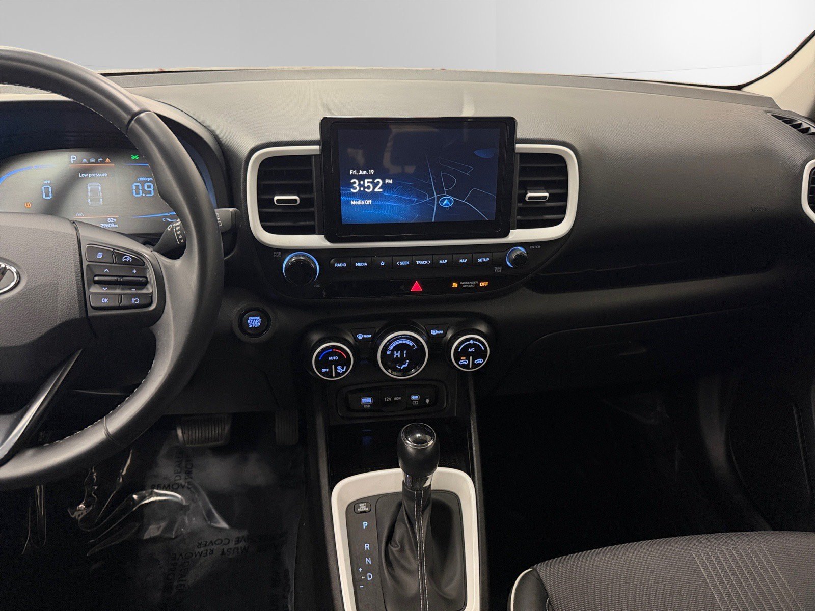 Used 2023 Hyundai Venue Limited FWD image 11