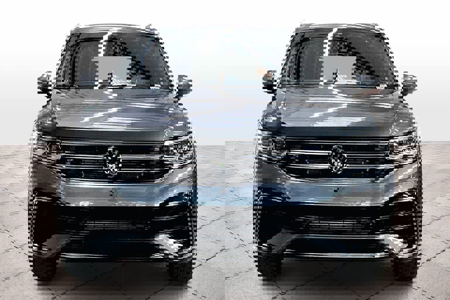 Used 2024 Volkswagen Tiguan SEL R-Line image 3