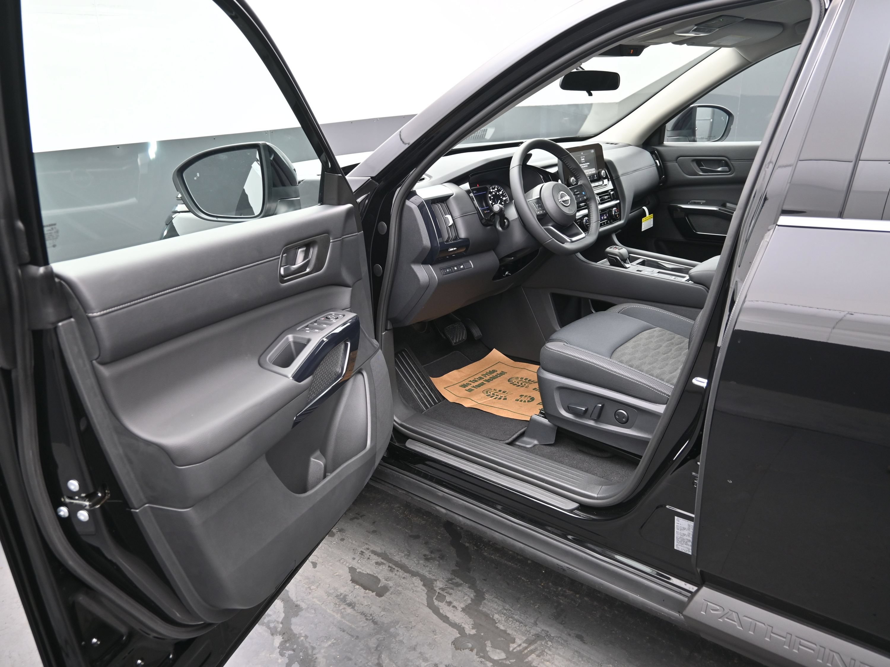 Used 2025 Nissan Pathfinder SV FWD image 14