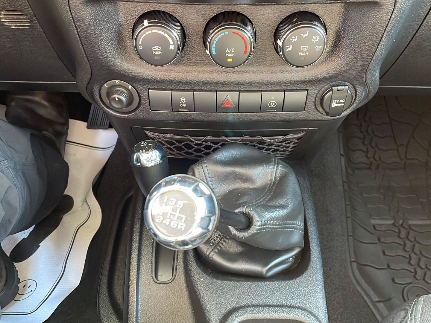 Used 2015 Jeep Wrangler Rubicon w/ Power Convenience Group AWD/4WD image 20