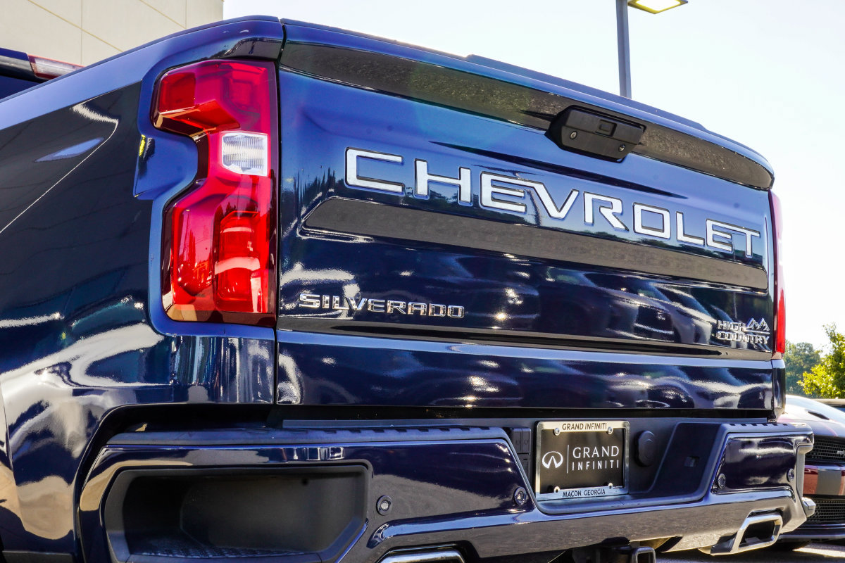Used 2021 Chevrolet Silverado 1500 High Country w/ Technology Package AWD/4WD image 14