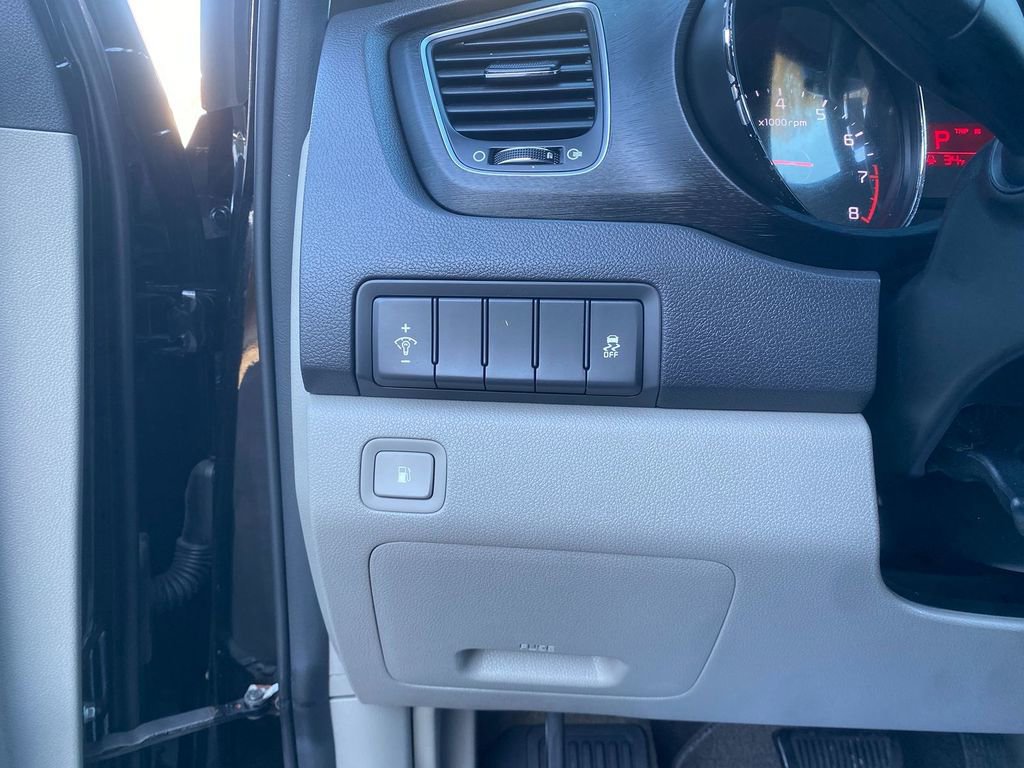 Used 2018 Kia Sedona L image 14