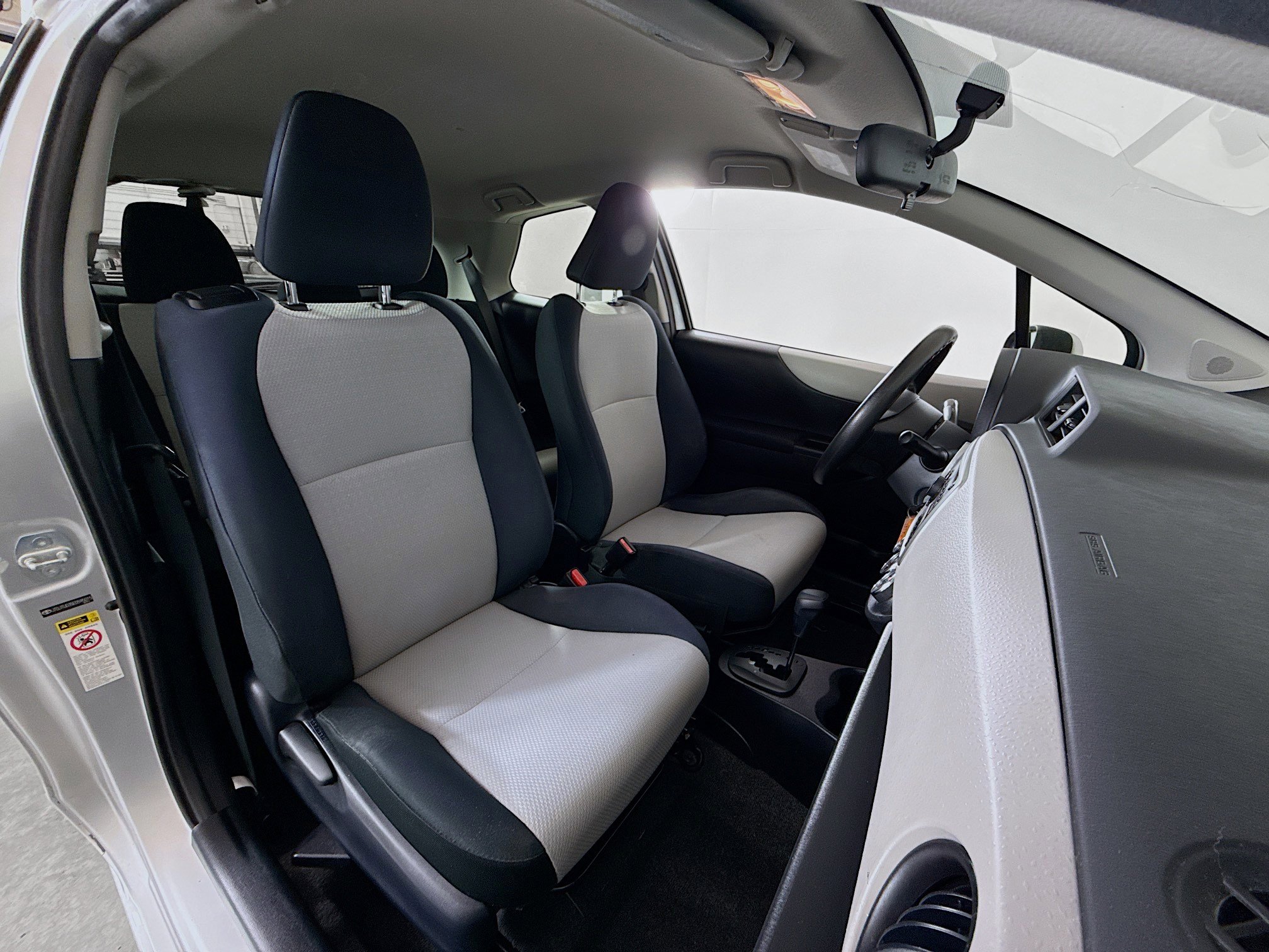 Used 2014 Toyota Yaris L image 23