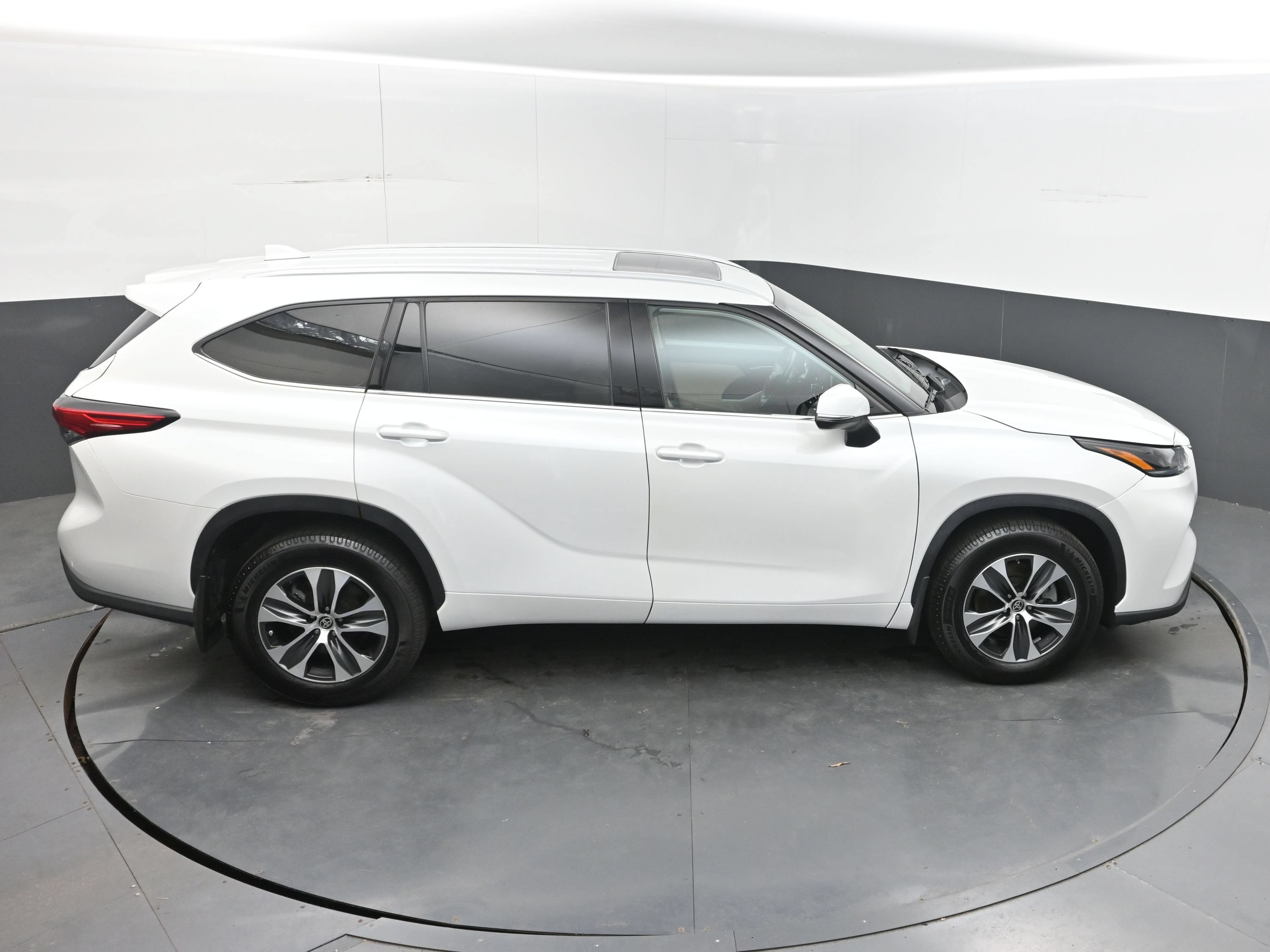 Used 2022 Toyota Highlander XLE AWD/4WD image 38