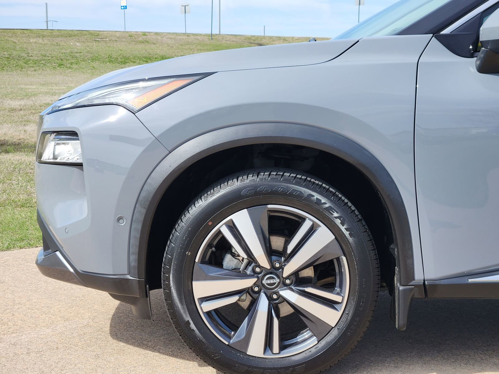 Used 2023 Nissan Rogue SL w/ SL Premium Package image 10