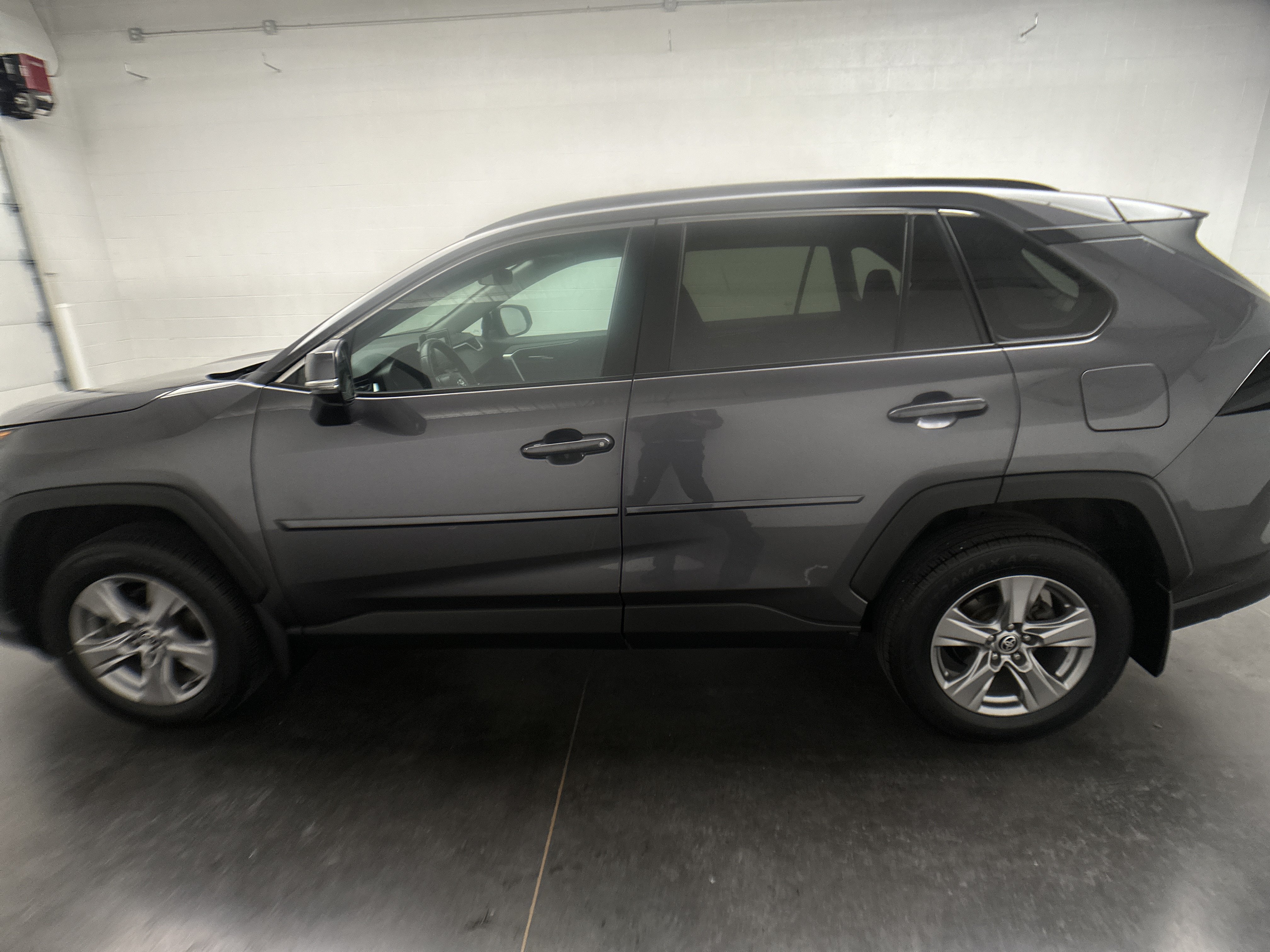 Used 2022 Toyota RAV4 XLE w/ Convenience Package AWD/4WD image 6