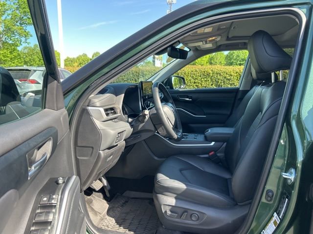 Used 2025 Toyota Highlander XLE image 17