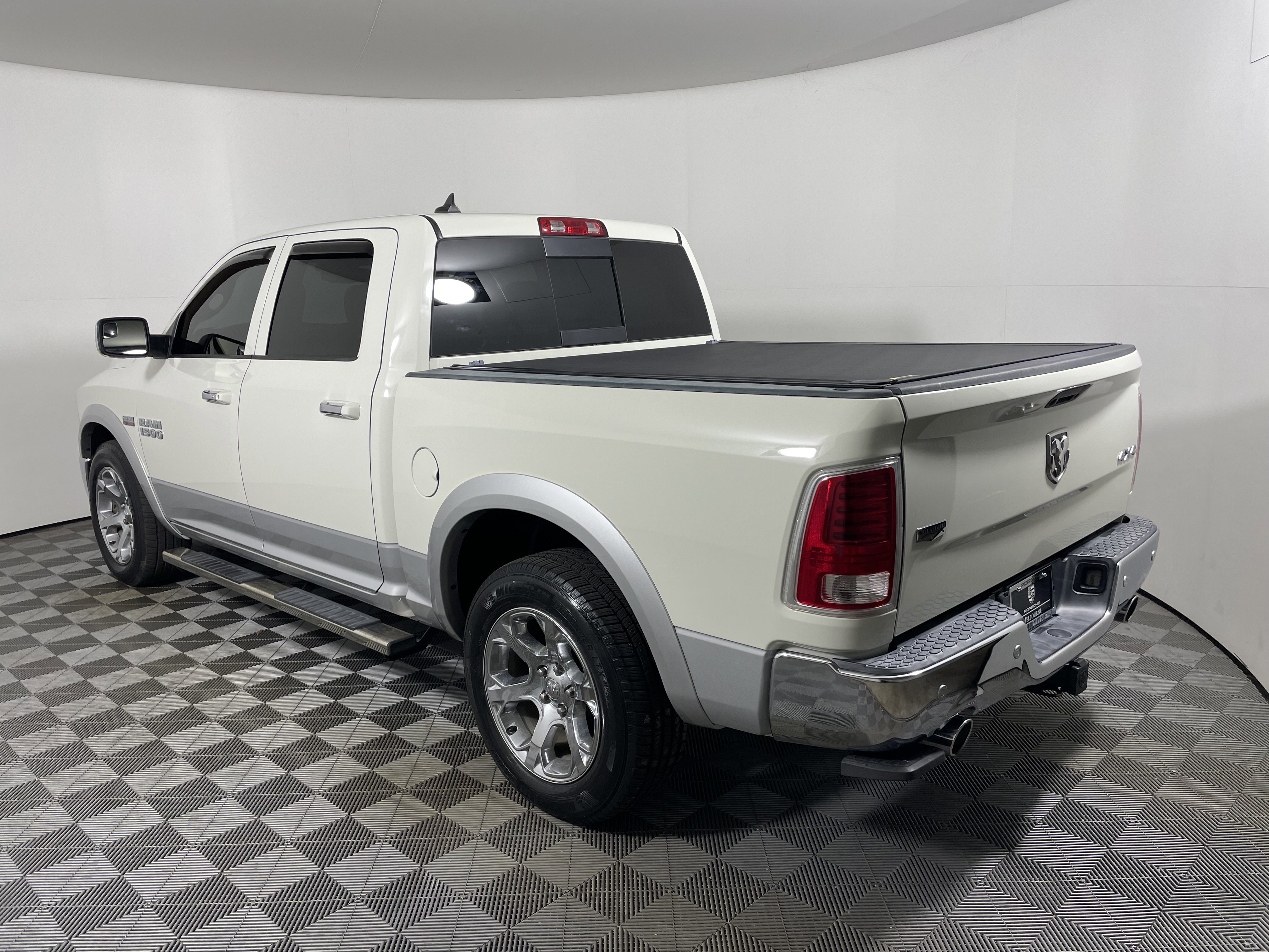 Used 2018 RAM 1500 Laramie w/ Convenience Group AWD/4WD image 3