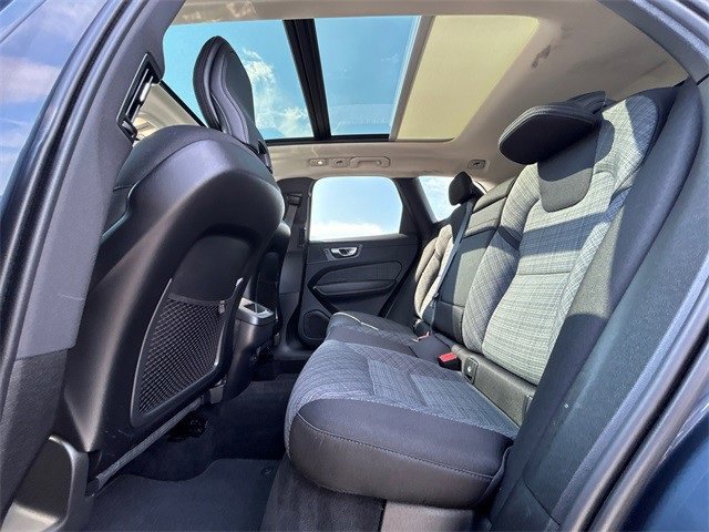 Used 2022 Volvo XC60 B5 Momentum image 12