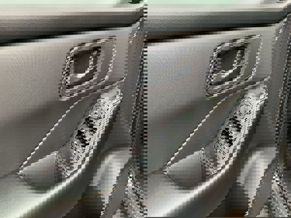 Used 2024 Nissan Rogue S image 15