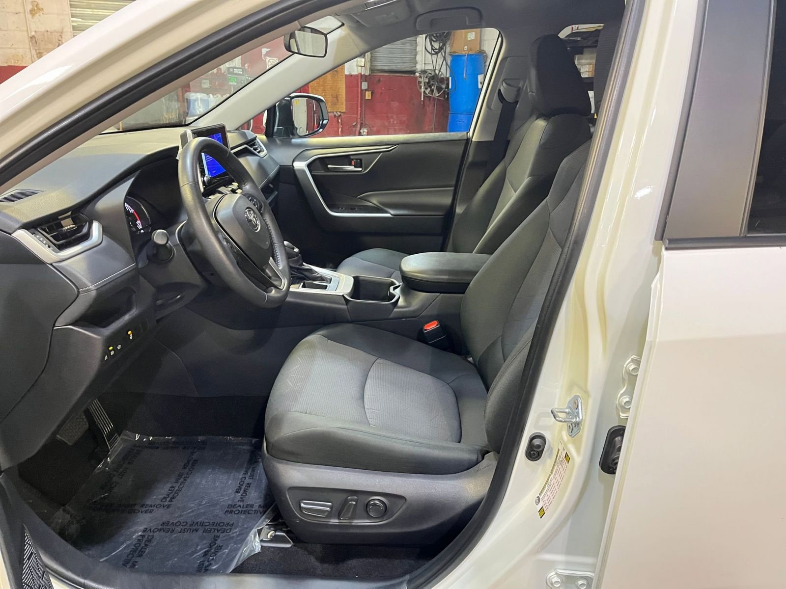 Used 2025 Toyota RAV4 XLE image 27