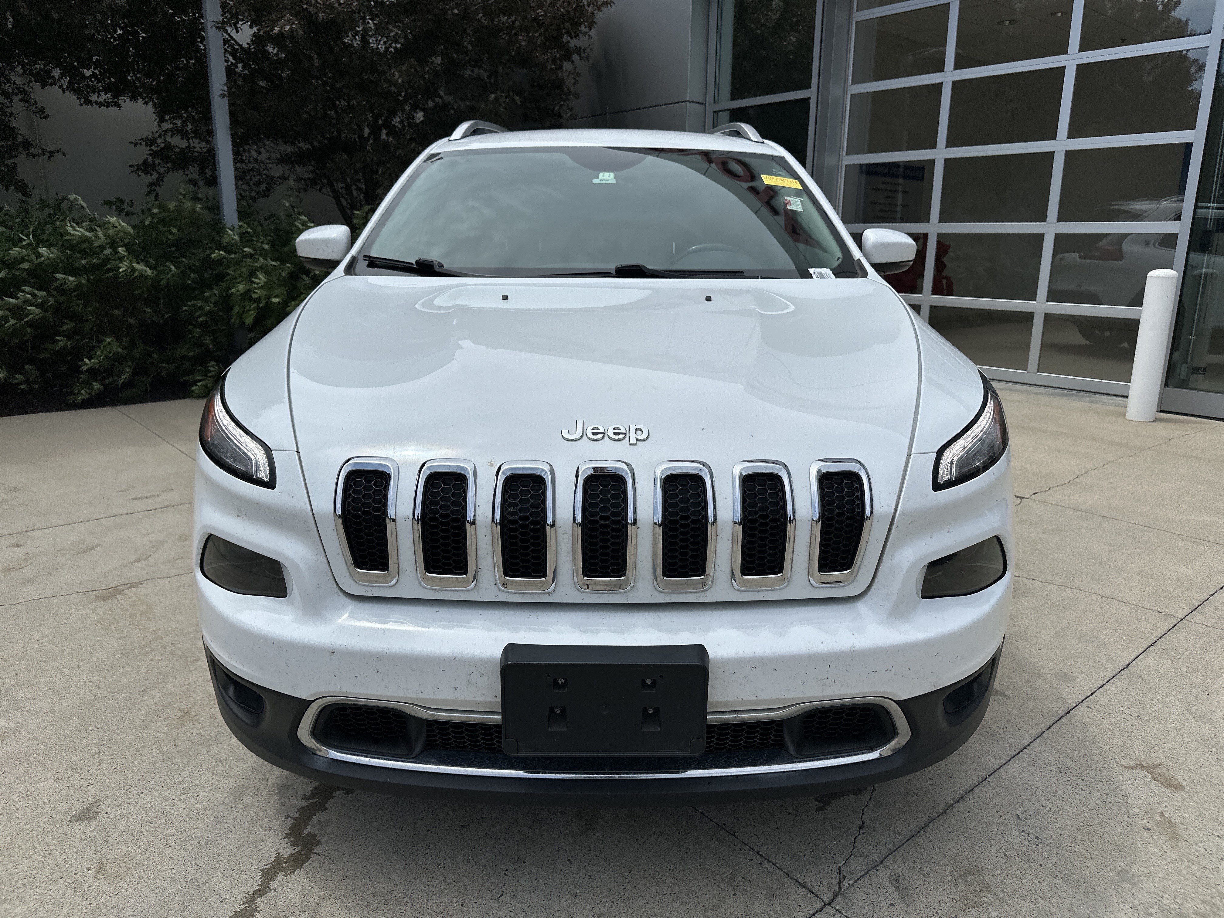 Used 2017 Jeep Cherokee Limited w/ Luxury Group FWD image 5