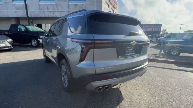 Used 2025 Chevrolet Traverse LT image 7