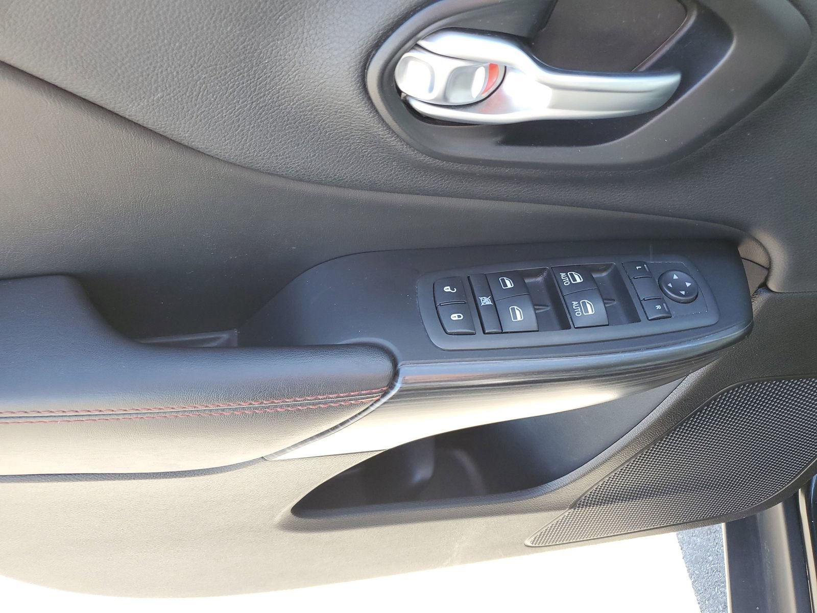 Used 2014 Jeep Cherokee Trailhawk w/ Leather Interior Group AWD/4WD image 19
