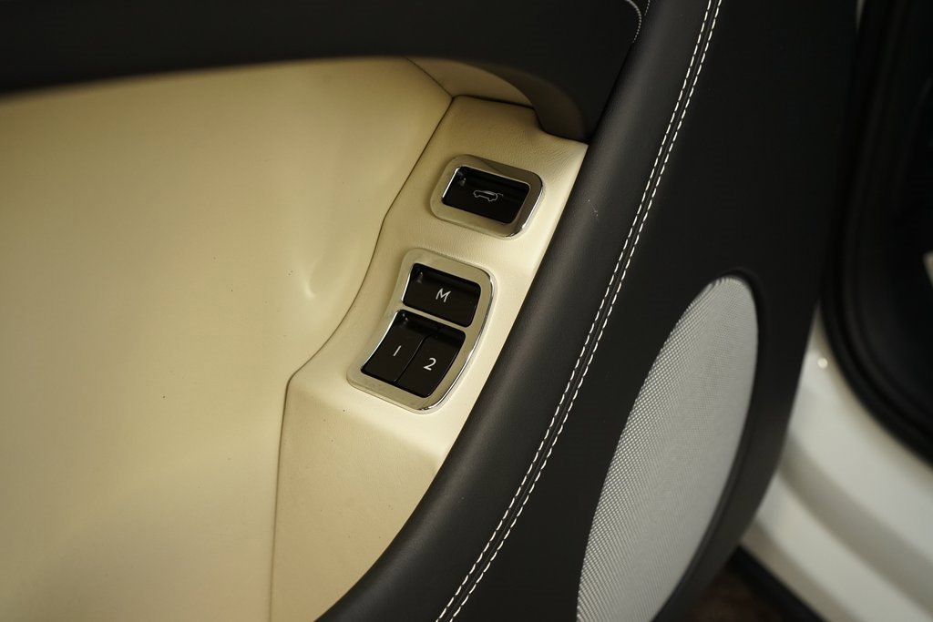 Used 2023 Bentley Bentayga Plug-In Hybrid image 29