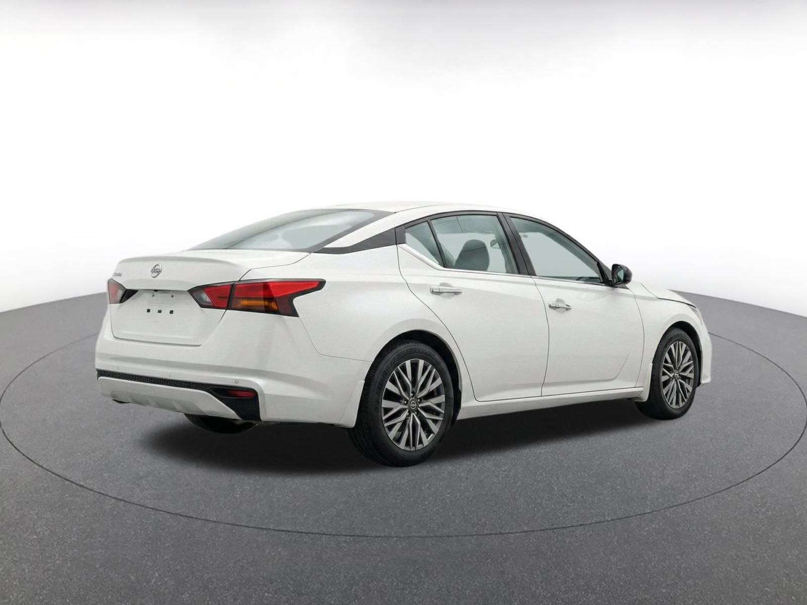 Used 2025 Nissan Altima 2.5 SV FWD image 10