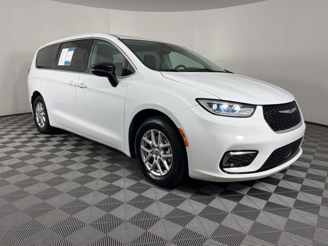 Used 2024 Chrysler Pacifica Touring-L FWD image 2
