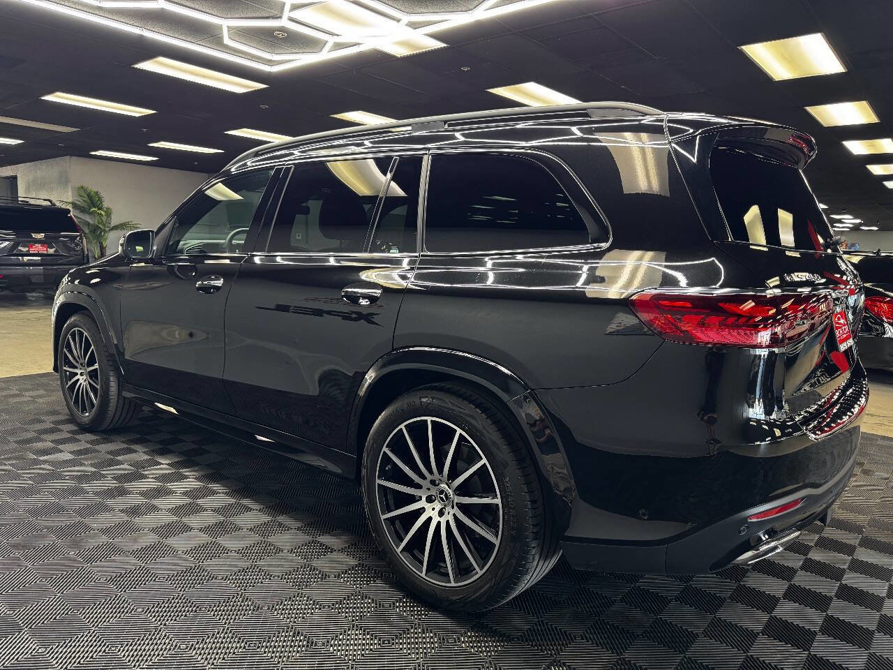 Used 2025 Mercedes-Benz GLS 450 4MATIC image 9