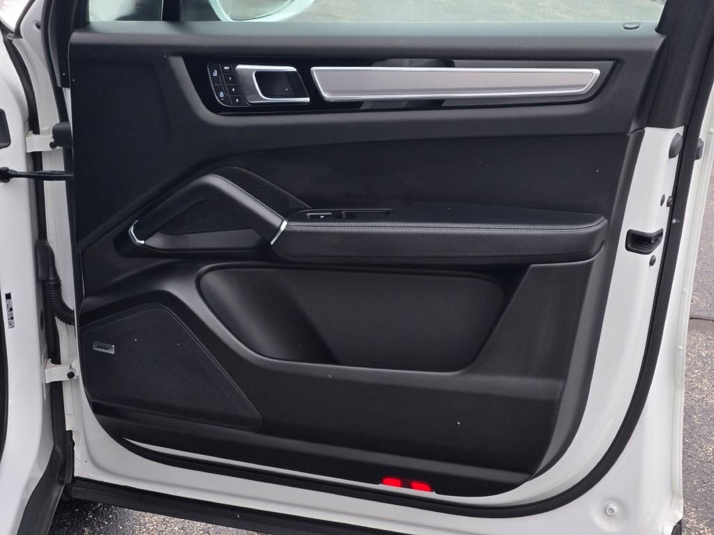 Used 2023 Porsche Cayenne Platinum Edition image 26