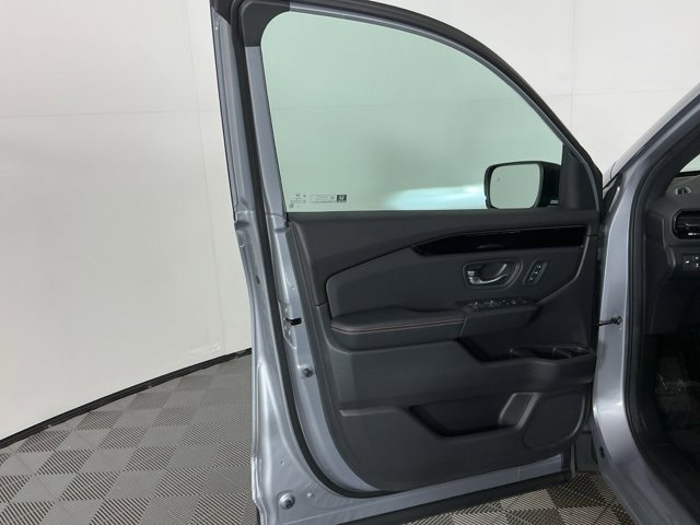 Used 2025 Honda Pilot TrailSport image 12