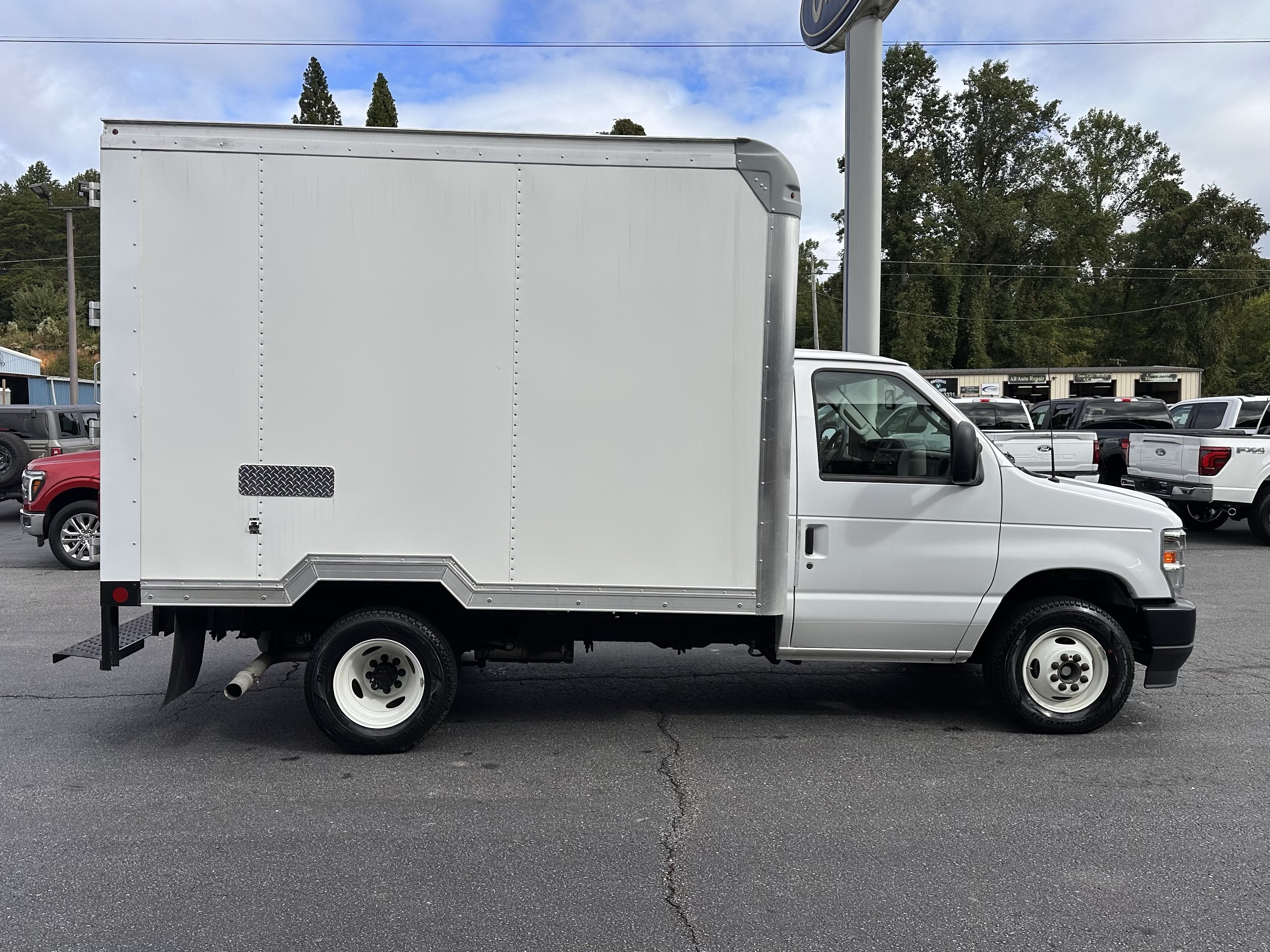 Used 2025 Ford E-350 and Econoline 350 Super Duty w/ Power Equipment Group RWD image 5