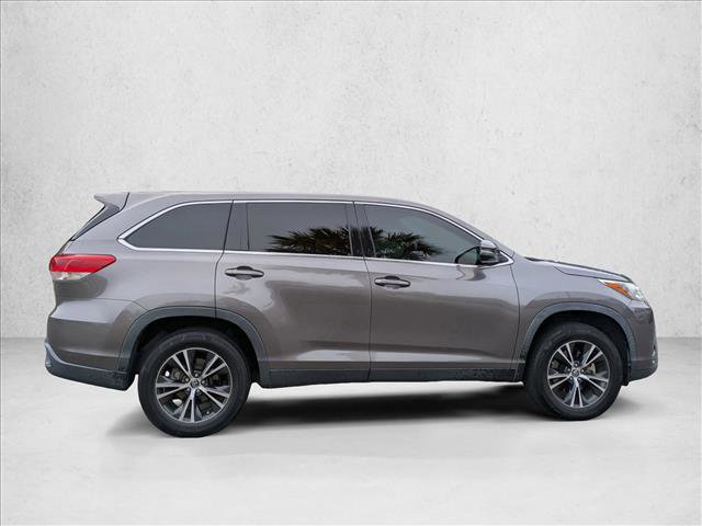 Used 2019 Toyota Highlander LE FWD image 4