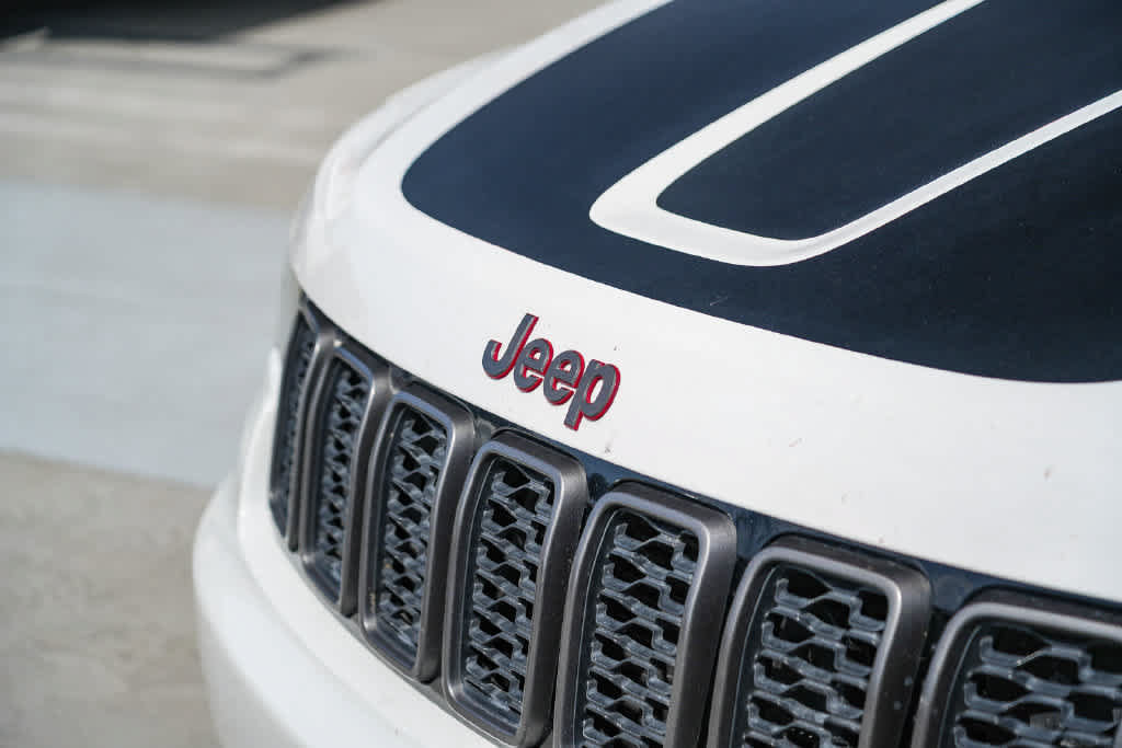 Used 2018 Jeep Grand Cherokee Trailhawk w/ Trailhawk Luxury Group AWD/4WD image 3
