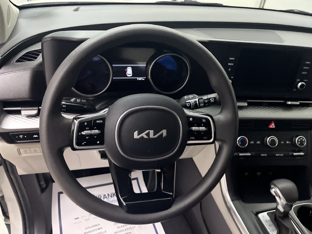 Used 2023 Kia Carnival LX FWD image 15
