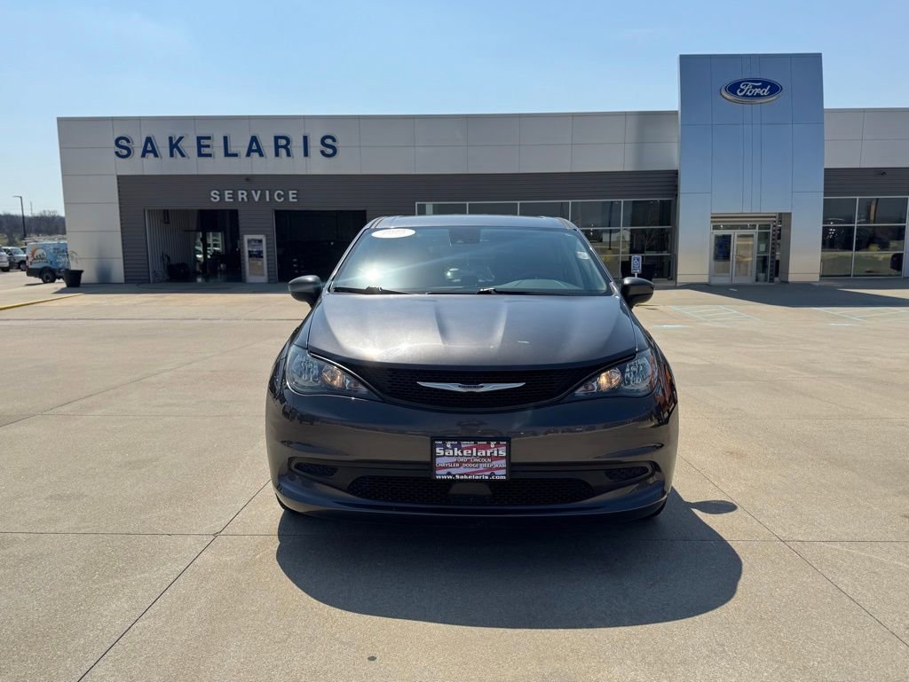 Used 2023 Chrysler Voyager LX image 2