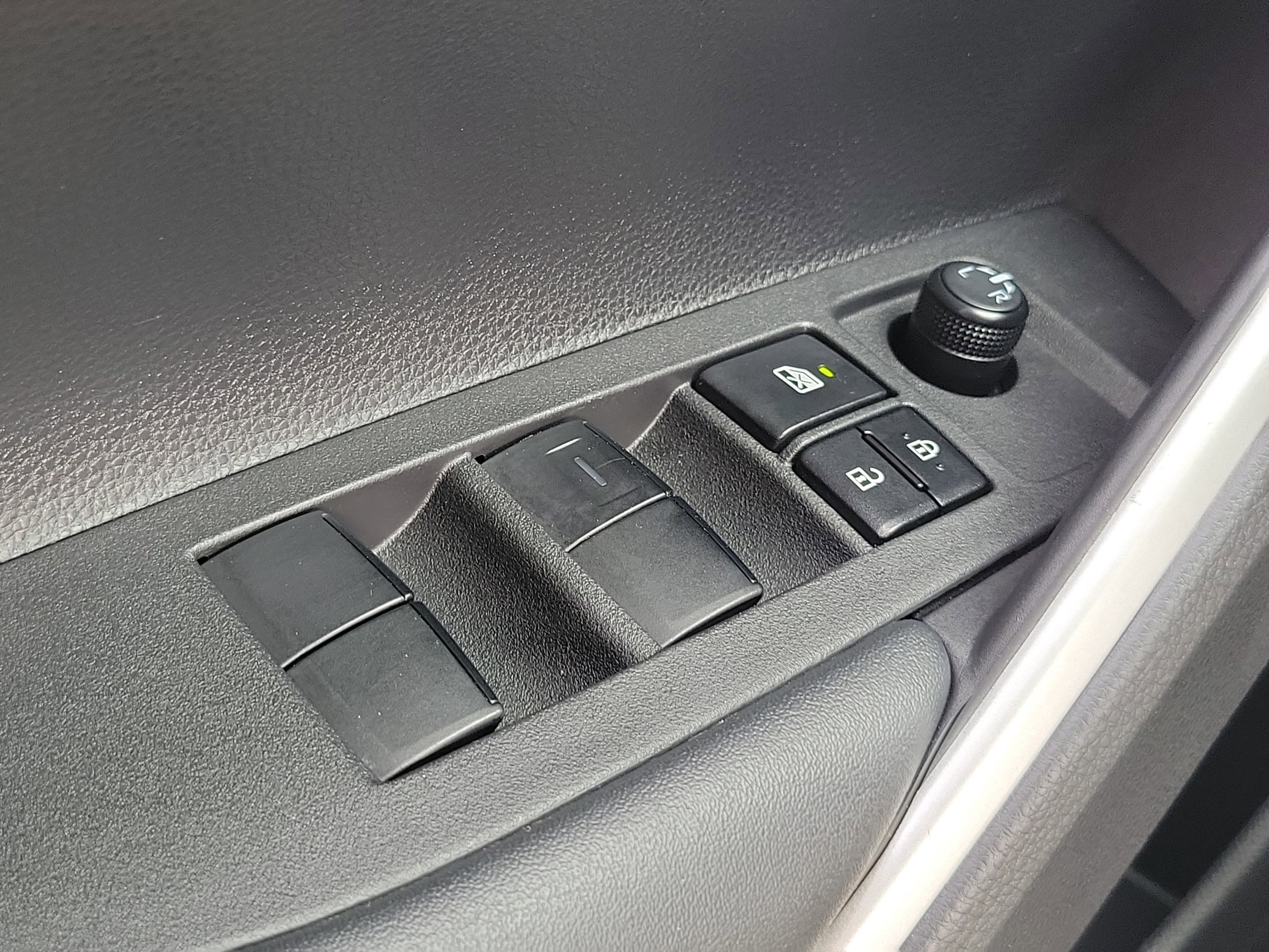 Used 2025 Toyota Corolla Cross LE image 25