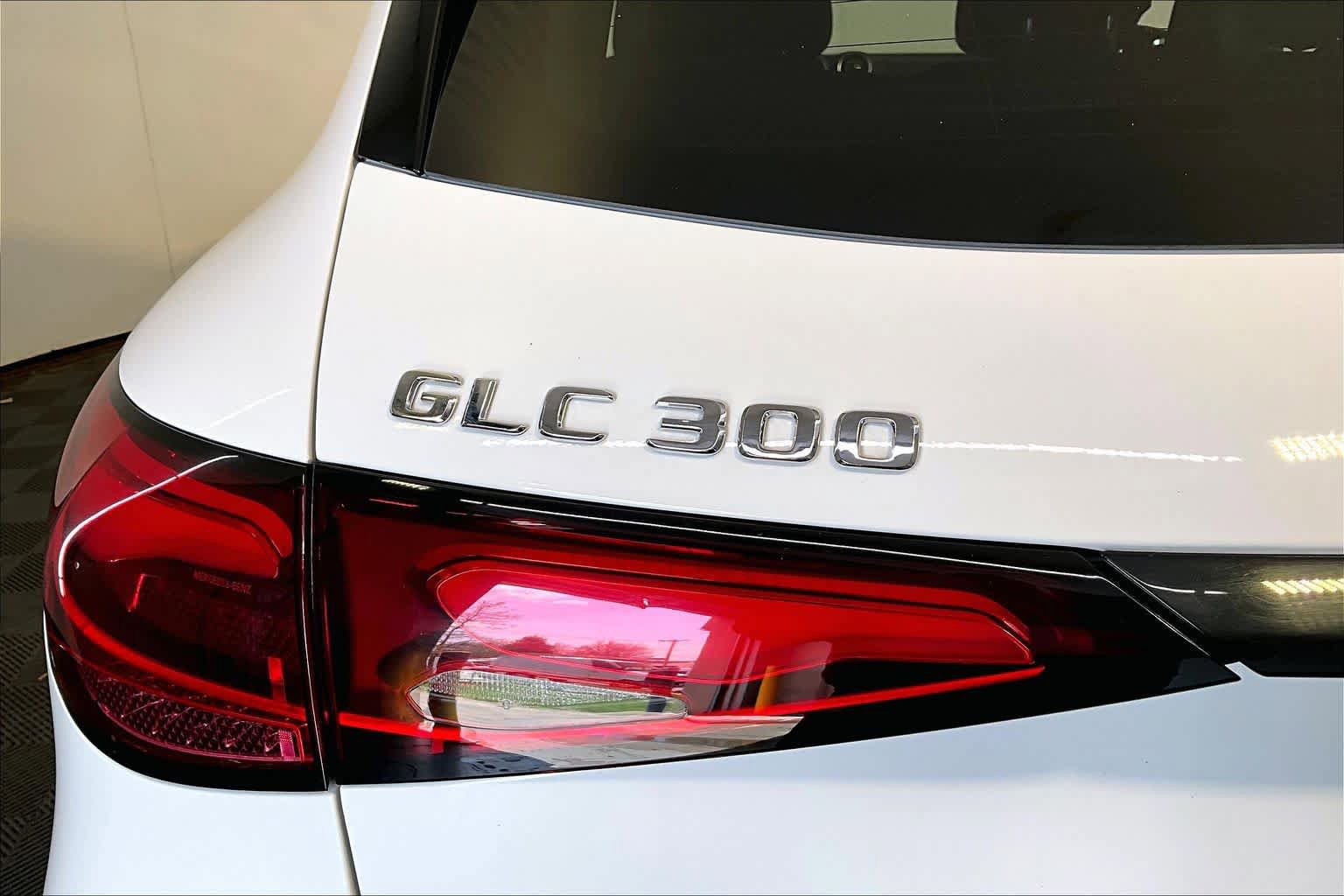Used 2025 Mercedes-Benz GLC 300 4MATIC image 33