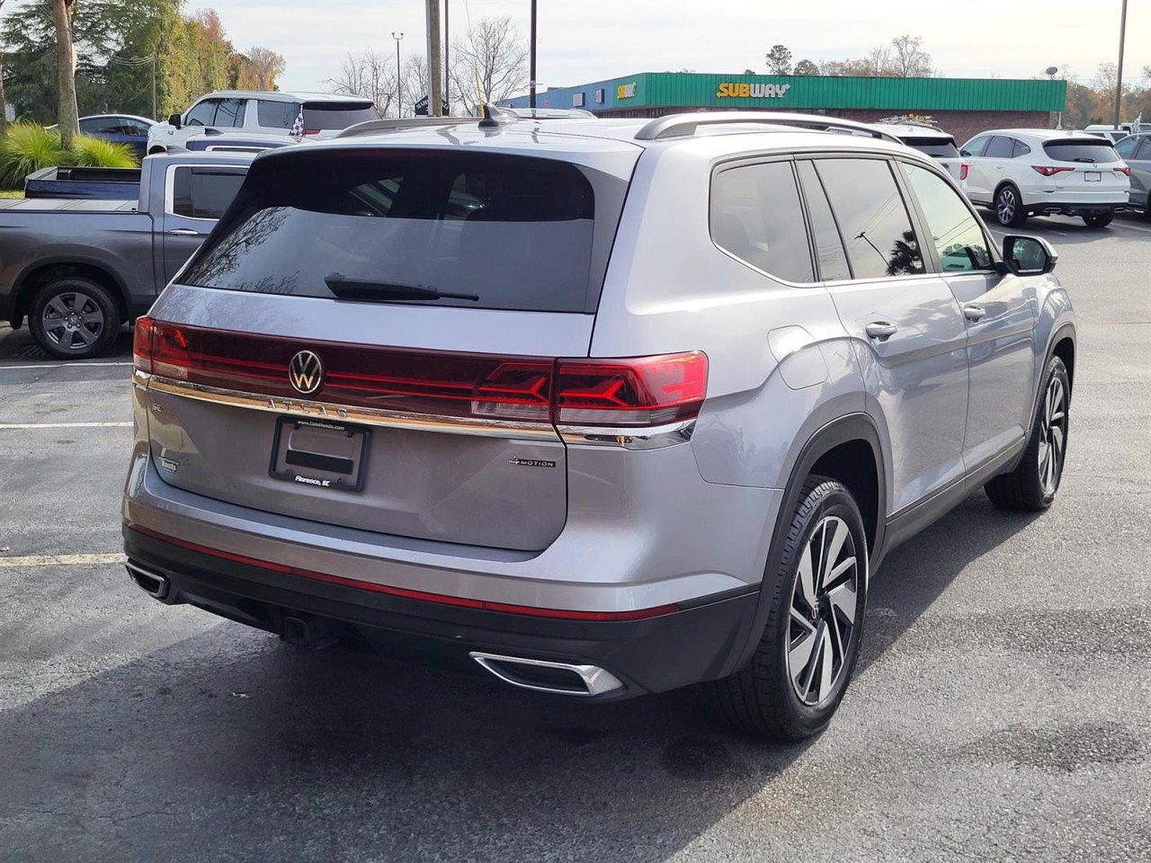 Used 2024 Volkswagen Atlas SE image 2