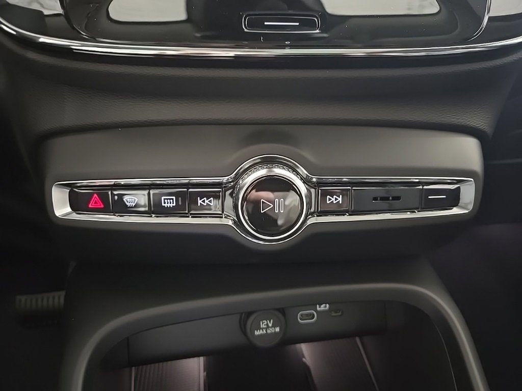 New 2026 Volvo XC40 B5 Ultra w/ Climate Package image 17