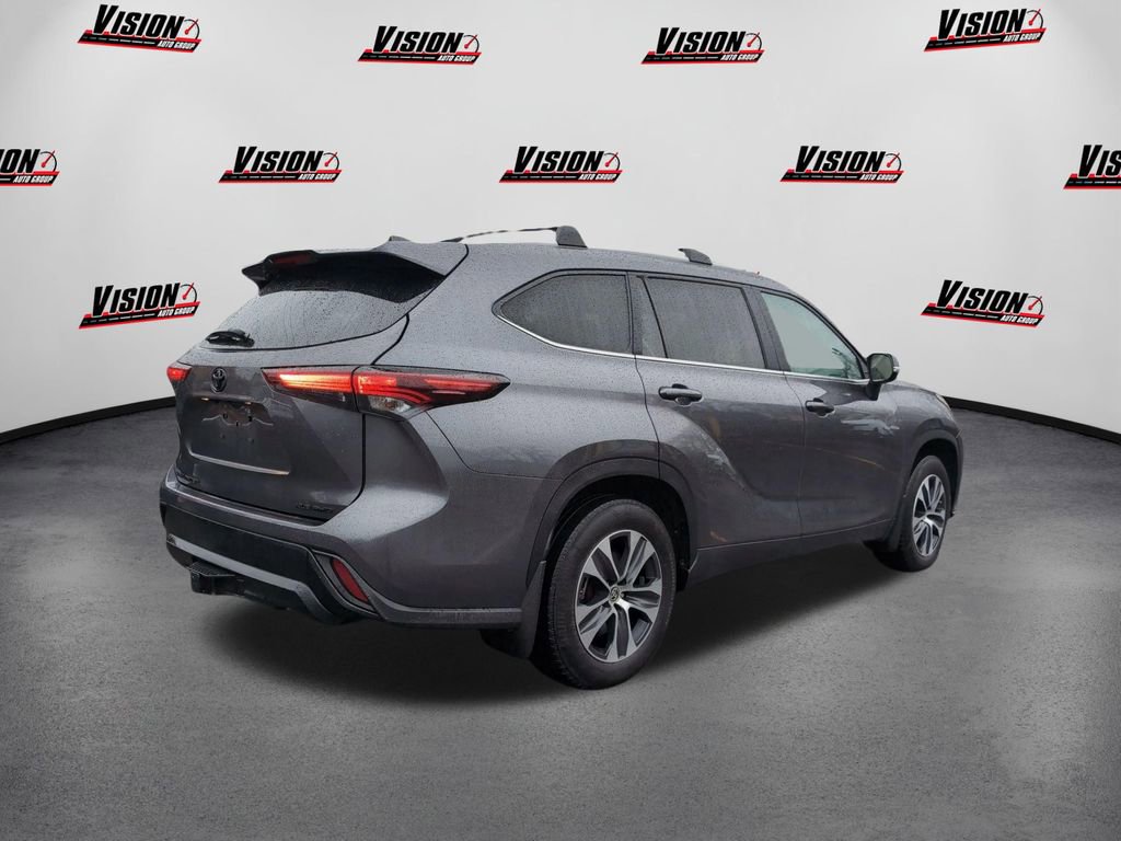 Used 2024 Toyota Highlander XLE image 5