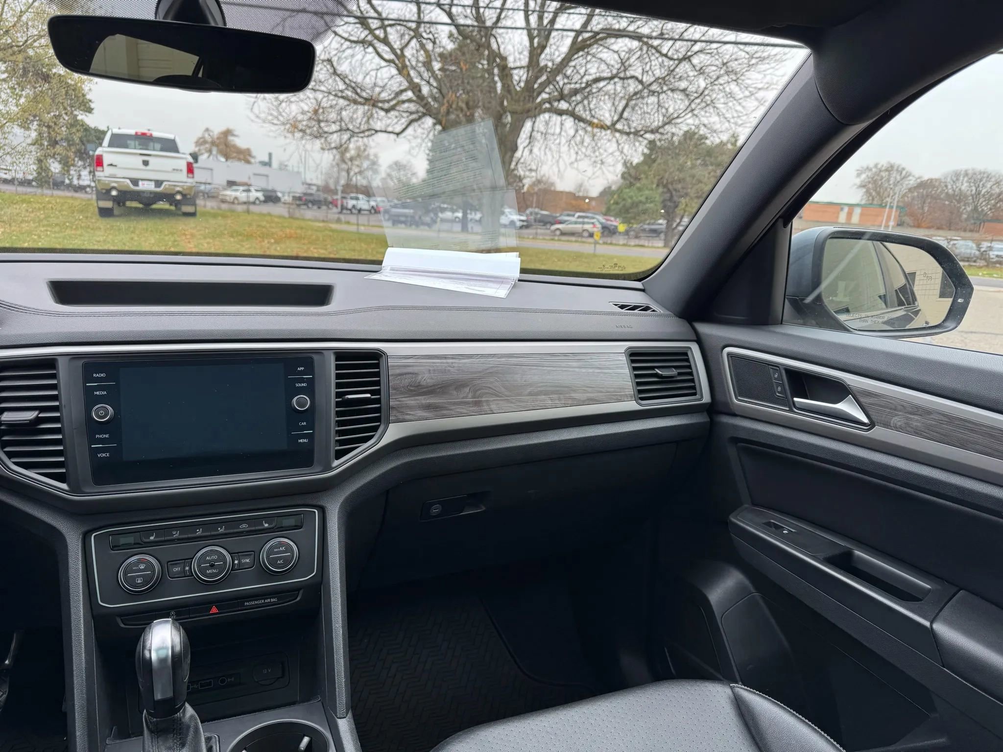 Used 2020 Volkswagen Atlas Cross Sport SE w/ Panoramic Sunroof Package image 16