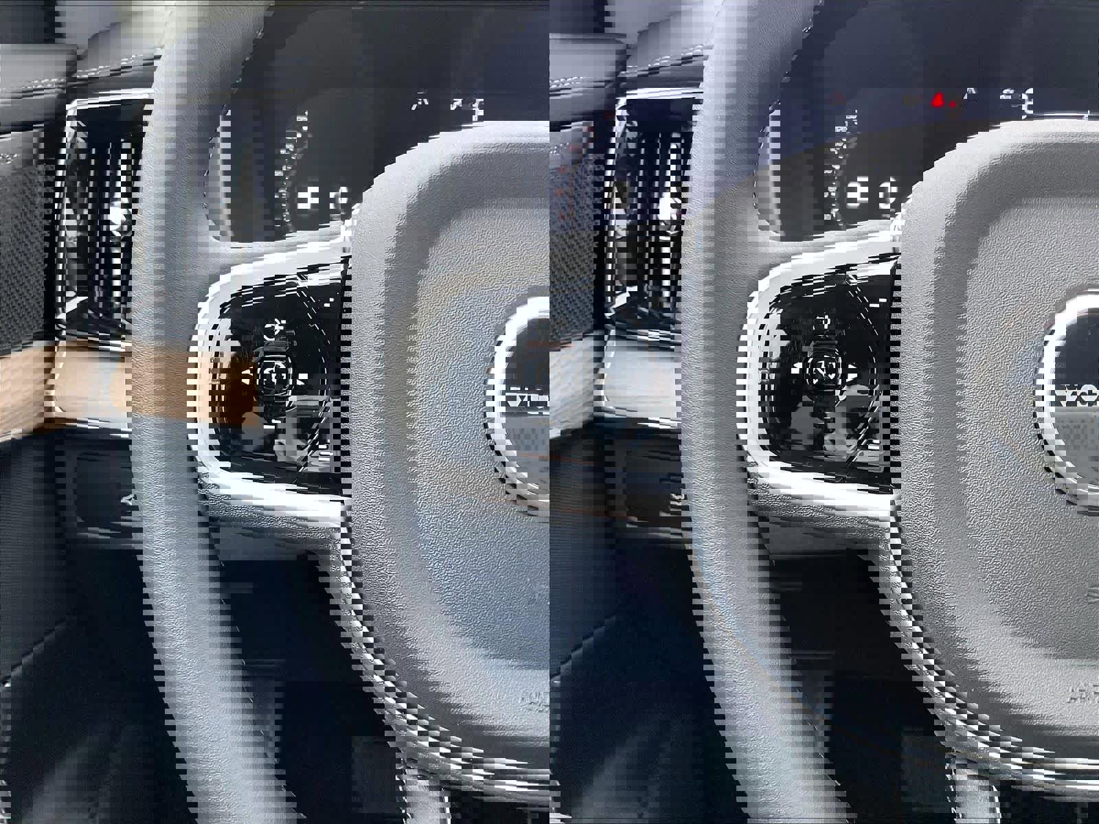 New 2026 Volvo XC90 B5 Plus w/ Protection Package AWD/4WD image 17