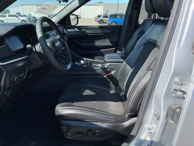Used 2025 Jeep Grand Cherokee Altitude AWD/4WD image 9