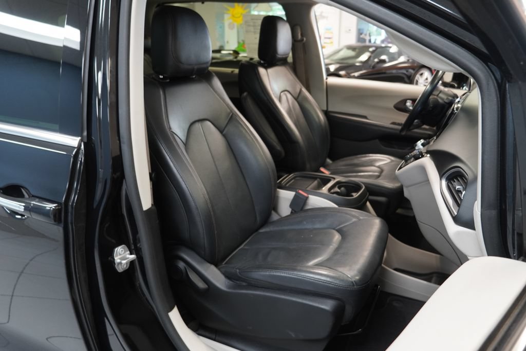 Used 2019 Chrysler Pacifica Touring-L FWD image 24