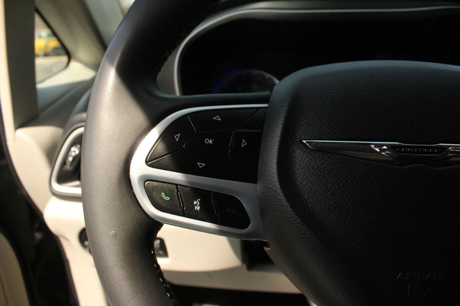 Used 2023 Chrysler Pacifica Touring-L FWD image 26