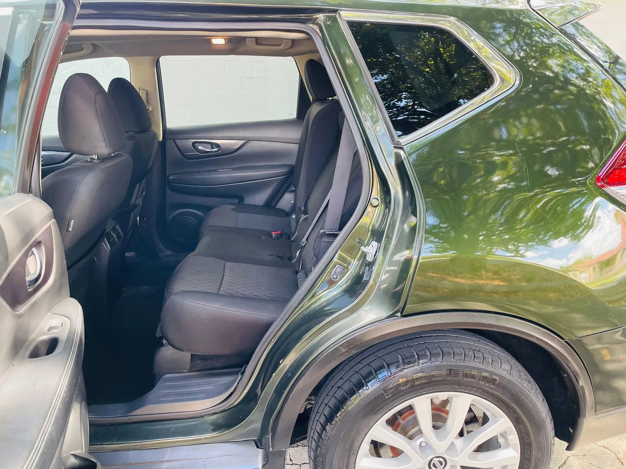 Used 2018 Nissan Rogue SV w/ Sun & Sound Touring Package image 10