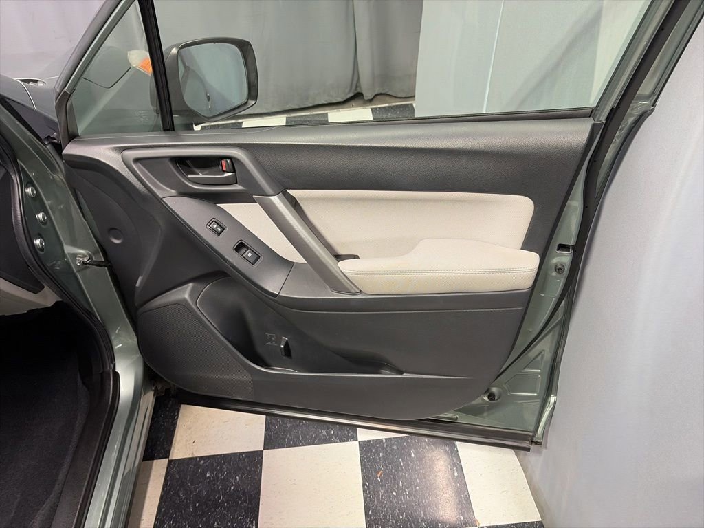 Used 2015 Subaru Forester 2.5i AWD/4WD image 17